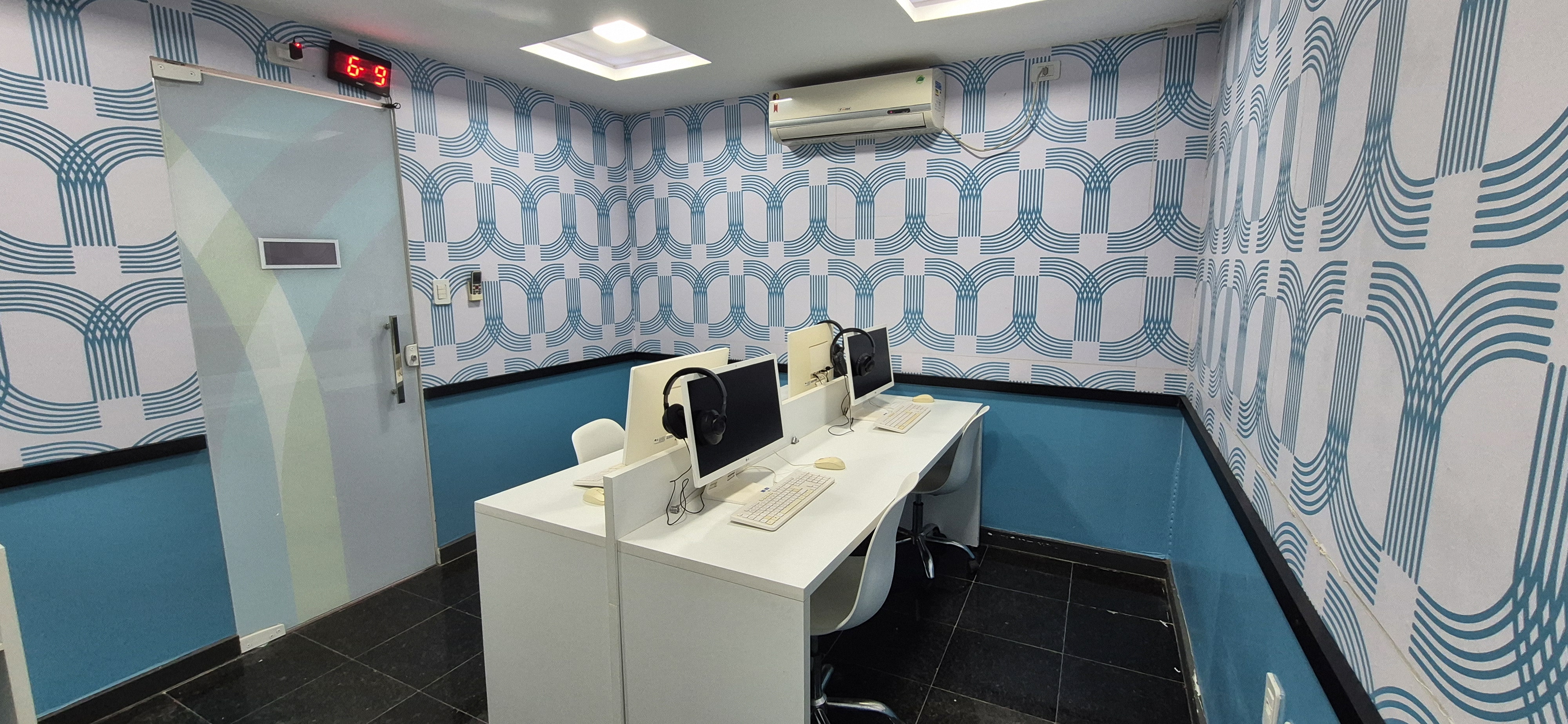 Sala de recursos com computadores