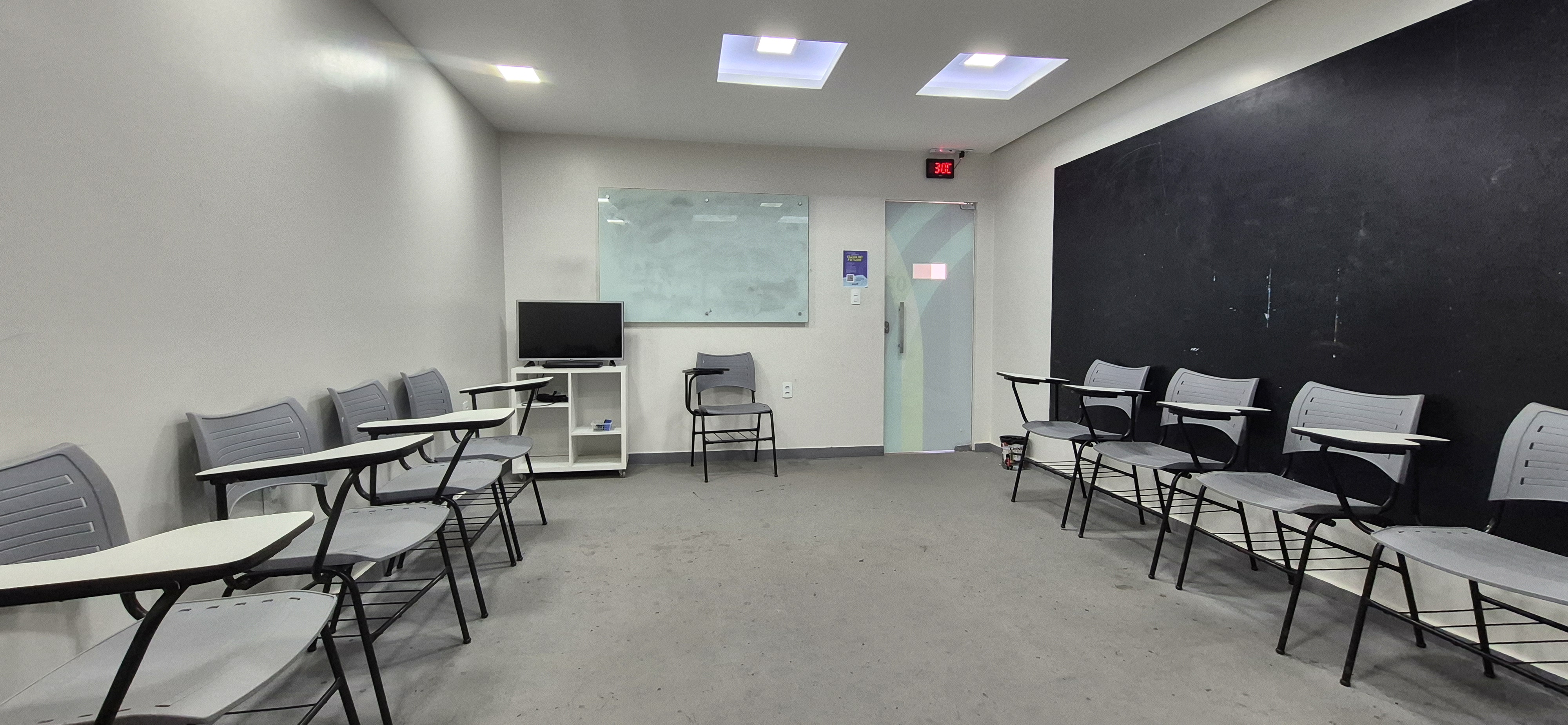 Sala de aula com quadro